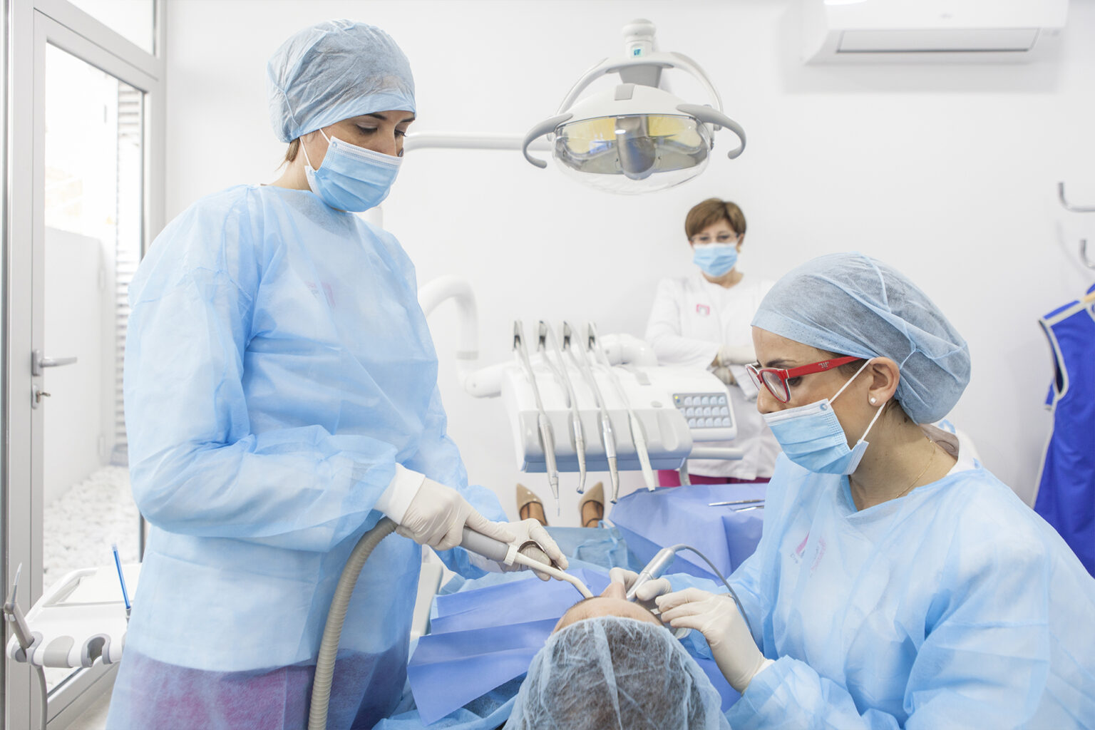 🦷 5 razones por las que no debes posponer tu tratamiento de implantes dentales